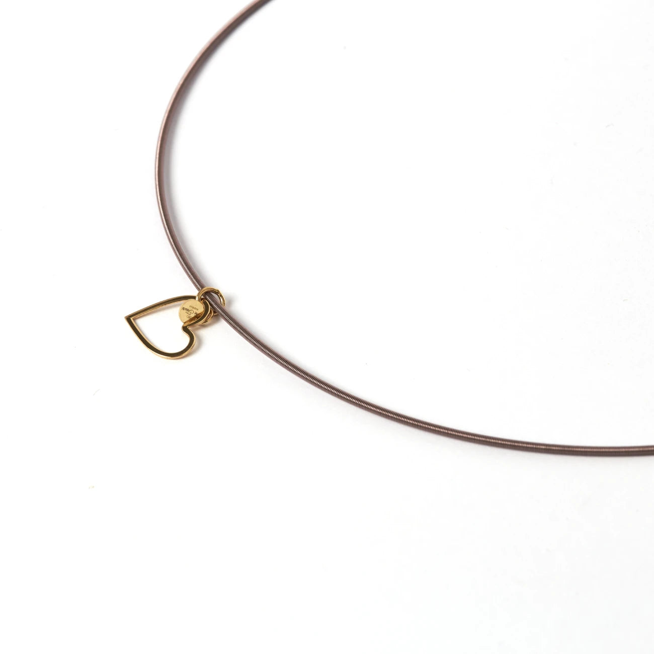 Collar de acero con corazón