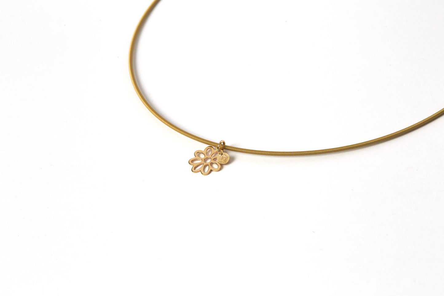 Collana in acciaio con margherita